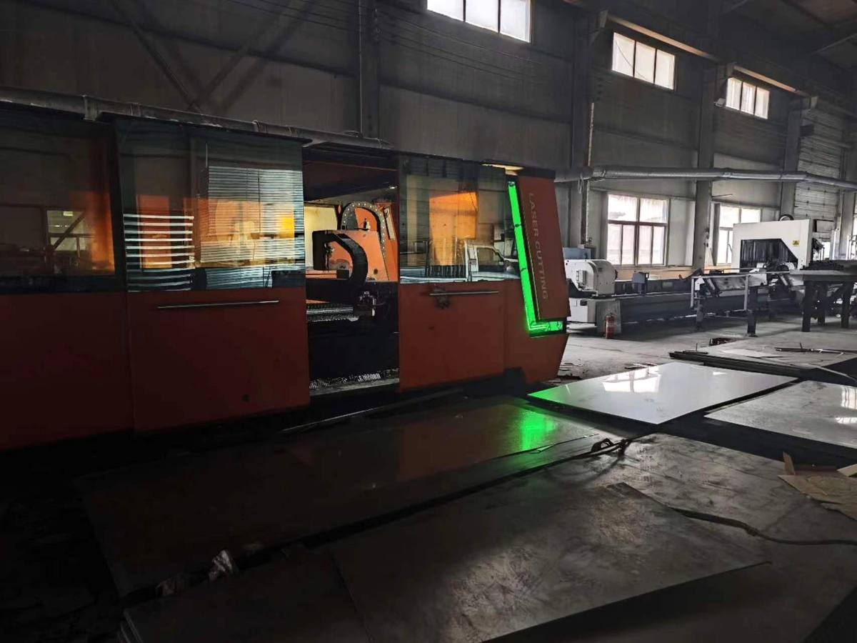 Faserlaser in der Spätschicht im Werk